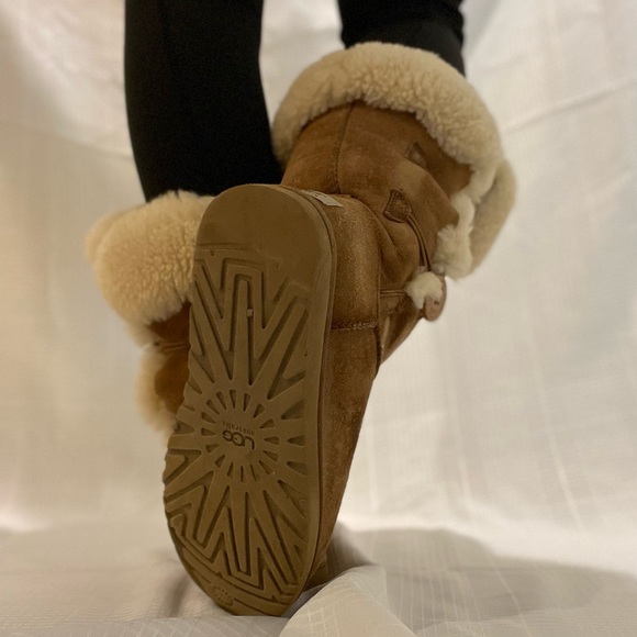 Ugg Bailey Button Tan Boot - size 8 - Picture 2 of 10